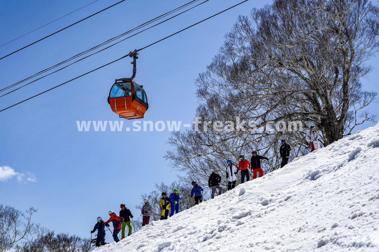 札幌国際スキー場 Mt.石井スポーツ ISHII SKI ACADEMY 校長・斉藤人之さんによる『斉藤塾』開講。本日のテーマは、「春雪！コブからスキーのたわみを楽しむ！！」(^^)v